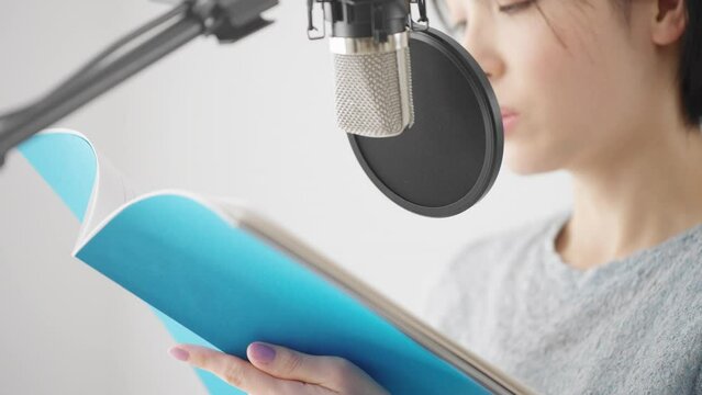 アフレコをする若い女性　声優イメージ