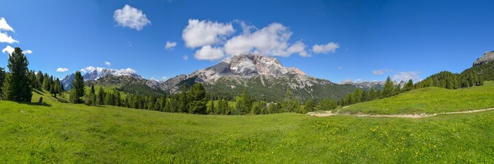 Panoramafoto Plätzwiese in Südtirol mit Berg Hohe Gaisl