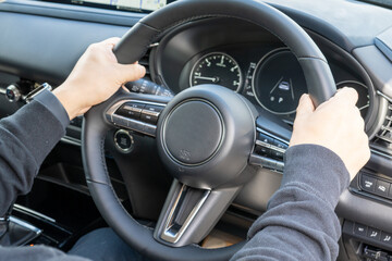 車を運転する男性の手元