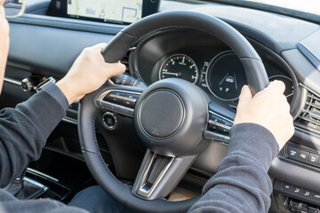 車を運転する男性の手元