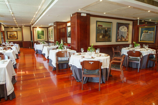 Comedor del restaurante T&uacute;bal en Tafalla, Navarra, Espa&ntilde;a