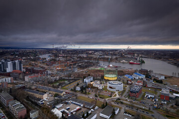 miasto Gdańsk z drona z widokiem na port © Ignacy