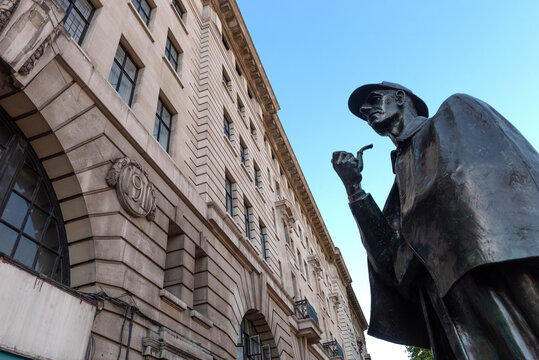 Statue of Sherlock Holmes by the sculptor John Doubleday, close to 221B Baker Street, the fictional detective's address. London, United Kingdom. .