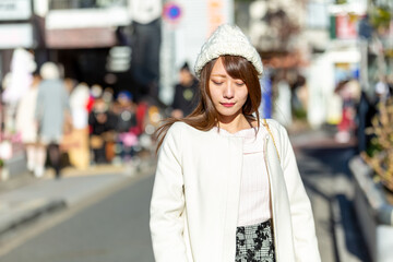 Fototapeta premium 悩む女性