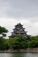 Fototapeta premium 雨の日の広島城