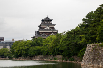 Obraz premium 雨の日の広島城
