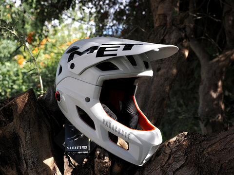 MET Parachute full face helmet.