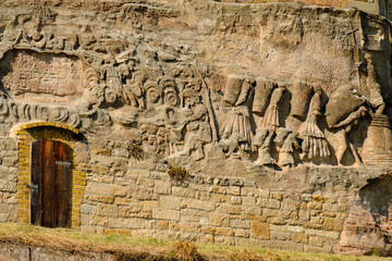 Steinernes Bilderbuch und Weinberge im Blütengrund im Naumburger Ortsteil Großjena, Burgenlandkreis, Sachsen-Anhalt, Deutschland.