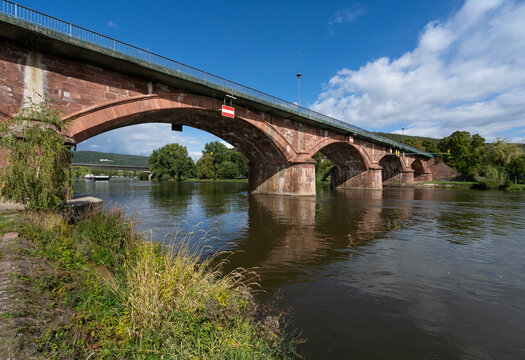 Historischer Br&uuml;cke &uuml;ber den Main in Lohr am Main, Landkreis Main-Spessart, Unterfranken, Bayern, Deutschland.
