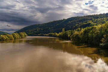 Der Main bei Erlach am Main im Naturpark Spessart, Gemeinde Neustadt am Main, Landkreis Main-Spessart, Unterfranken, Bayern, Deutschland.