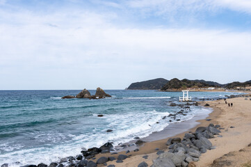 糸島市にある桜井二見ヶ浦の夫婦岩と鳥居の風景