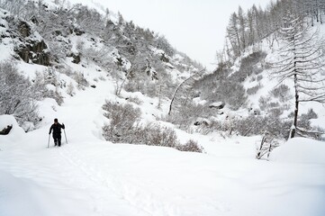 Wanderung  in unberührter Winterlandschaft im hintersten Ahrntal bei Kasern, wo sich der nördlichste Punkt Italiens befindet