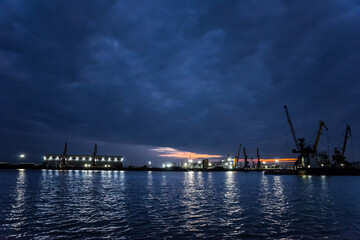 Obraz premium Burgas port in cloudy evening at sunset. Seascape in Bulgaria.