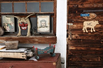 Stillleben - Originell dekorierte Außenwand an einer Almhütte