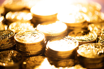 ギラギラと輝く大量の金貨のイメージ