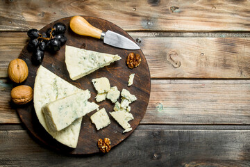 Blue cheese with nuts and dark grapes.