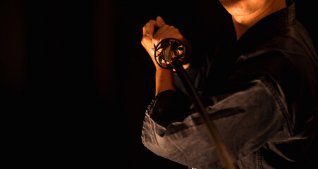 日本刀を構える人物（A man holding Japanese sword）