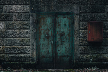 緑青の浮いた古い重厚な扉（Old heavy door）
