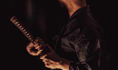 Fototapeta premium 日本刀を構える人物（A man holding Japanese sword）