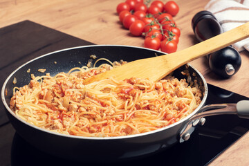 Cooking spaghetti with vegetables and meat