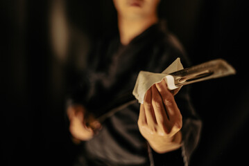 日本刀を構える人物（A man holding Japanese sword）