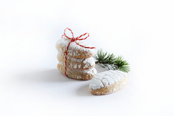 Pasticceria Ricciarelli, tipico dolce natalizio senese a base di mandorle su sfondo bianco....