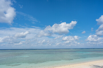 Fototapeta na wymiar 多良間島と透き通る海のビーチ