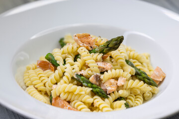 Spindle pasta with green asparagus and salmon