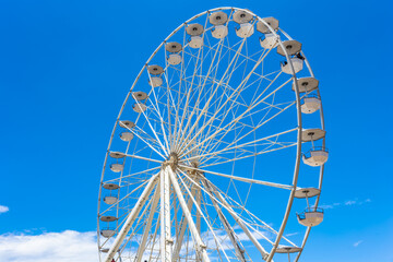 Grande roue sur fond de ciel bleu 