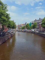 Holandia wodny kanał transportowy w  centrum miasta - obrazy, fototapety, plakaty