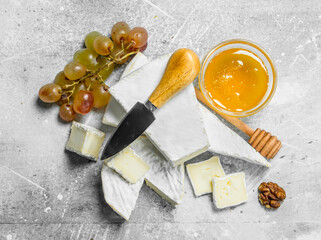 Brie cheese with honey and grapes.