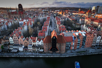 brama żuraw w mieście Gdańsk z drona