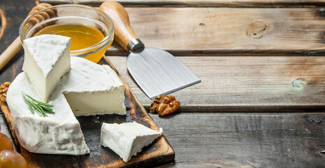 Brie cheese with honey and grapes.