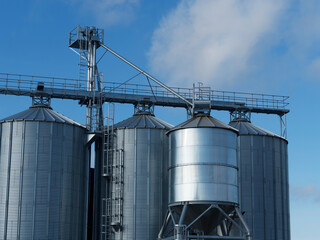Silos agricoles ronds en acier à fond plat pour stockage de grains en extérieurs avec manupilation fixe © Marc