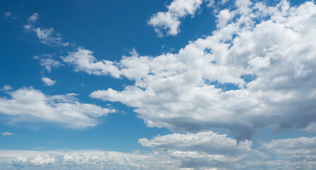 Obraz premium Dramatic cumulus clouds against bright, blue, summer sky.