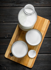 Fresh milk in glasses on the Board.