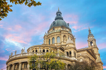 Obraz premium Scenic St. Stephen's Basilica exterior at sunset in Budapest