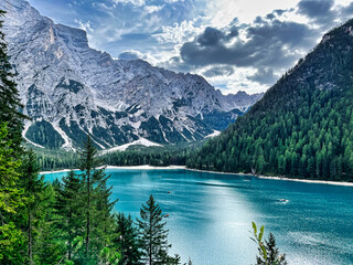 Obraz na płótnie Canvas Panoramablick auf den Prager Wildsee in den italienischen Alpen.
