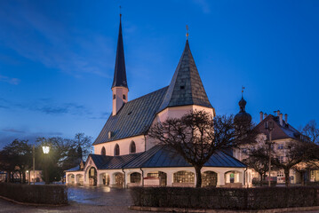 Fototapeta na wymiar Gnadenkapelle am Kapellplatz in Altötting abends