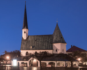Obraz premium Gnadenkapelle am Kapellplatz in Altötting abends