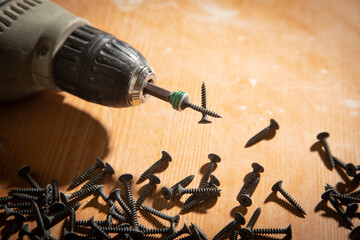 Drill with screws on the table.