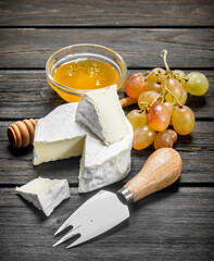 Brie cheese with honey and grapes.