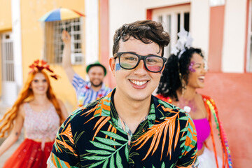 Portrait of a Brazilian man during a carnival block - obrazy, fototapety, plakaty