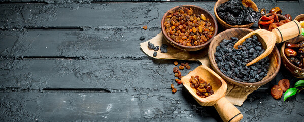 Raisins in a bowl with a scoop.