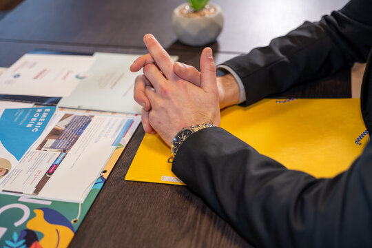 mains d'un homme sur un bureau en entretien