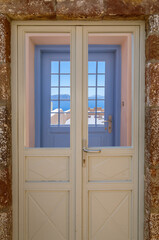 Obraz premium Vue d'une rue de Oia à Santorin à travers une porte d'entrée. 