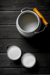 Obraz na płótnie Canvas Fresh milk in a glass with a can.