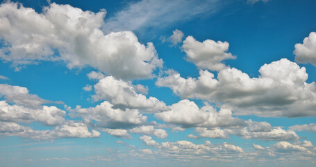 Fototapeta premium Blue sky background with fluffy clouds