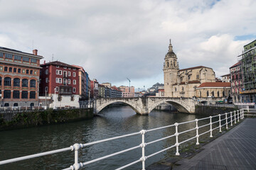 Obraz na płótnie Canvas Landscape of the city of Bilbao, San Anton bridge