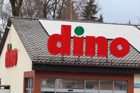 Baner reklamowy dużego sklepu marketu spożywczego w Polsce Dino. 